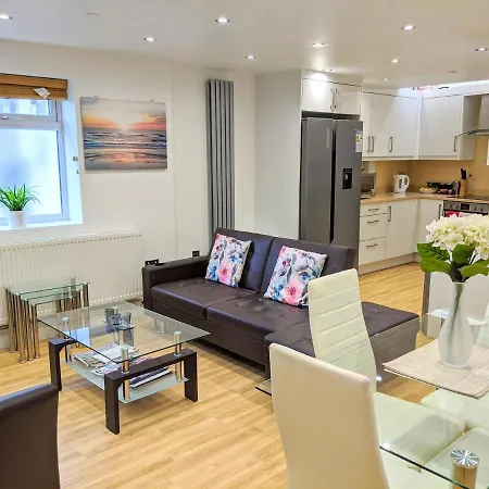 Spacious 2-Bed Apartment In Central Kingston Near Richmond Park